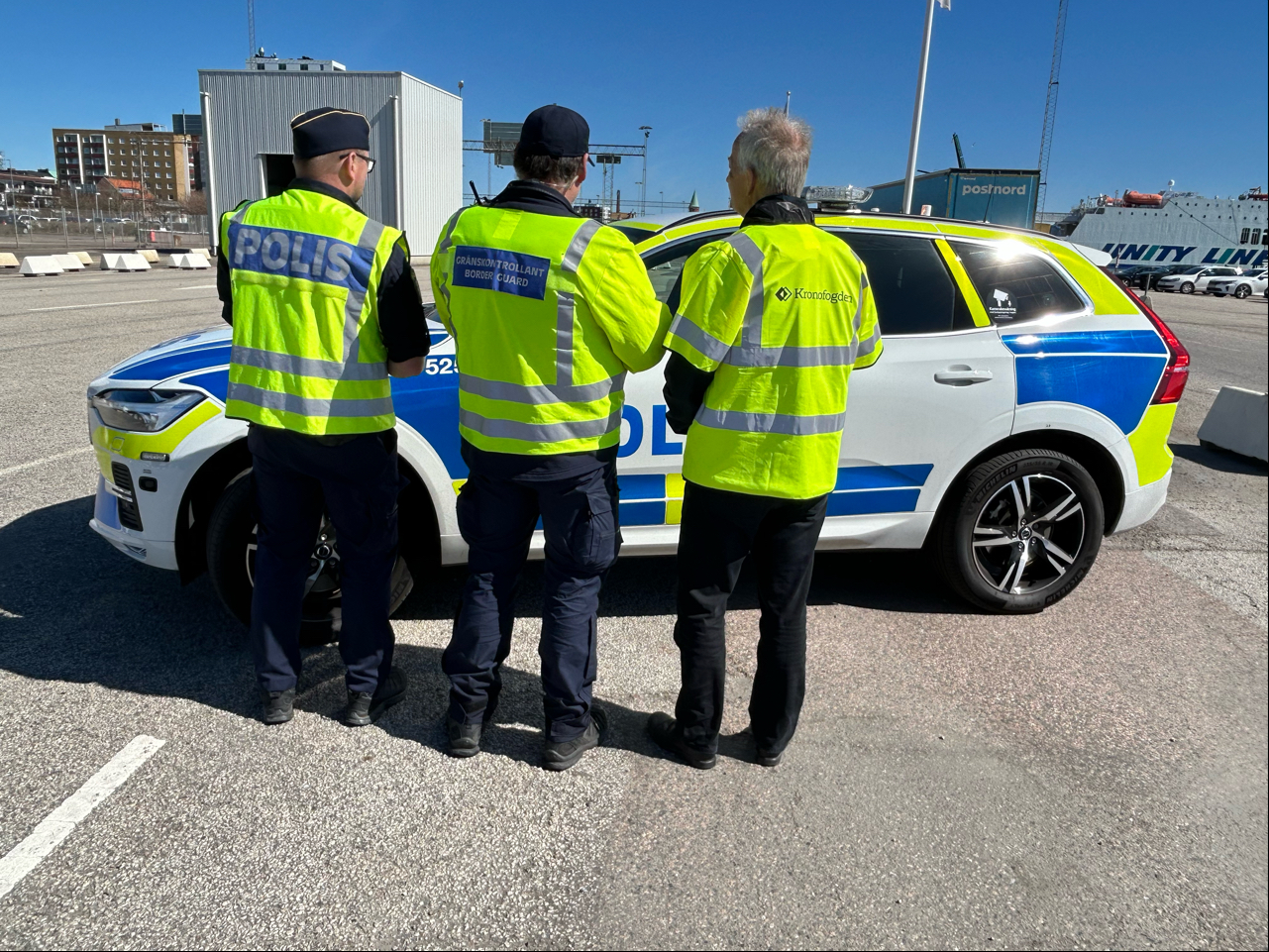 Tre av myndigheter som deltog i Trelleborgs hamn. Foto: Kronofogden