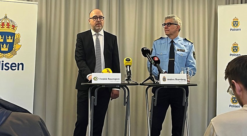 Fredrik Rosengren, rikskronofogde, och Anders Thornberg, rikspolischef,  på presskonferens om samverkan om organiserad brottslighet