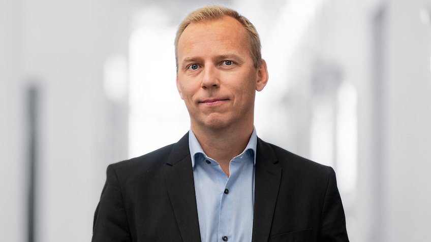 Tomas Höglund, utvecklingsdirektör, syns leende i halvfigur.