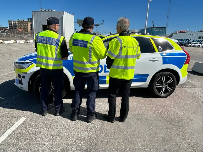 Tre av myndigheter som deltog i Trelleborgs hamn.