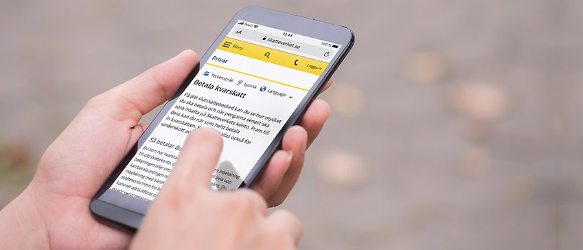 Mobil i vänster hand, högra handen skrollar