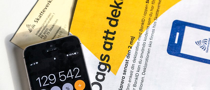 Del av deklarationsblankett och miniräknare