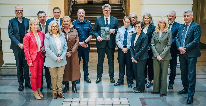 Myndighetscheferna för myndigheterna inom OB-samarbetet överlämnar årsrapporten till justitieminister Gunnar Strömmer. Foto: Polisen