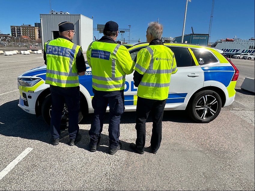 Tre av myndigheter som deltog i Trelleborgs hamn.