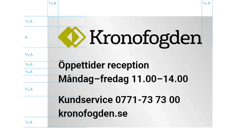 Skylt med öppettider